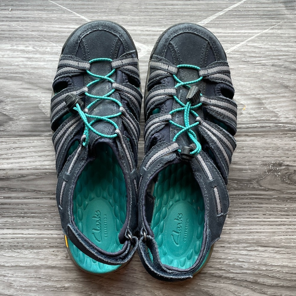 Clarks Black &Teal Strappy sporty closed-toe fisherman-style sandals. Size 7 1/2